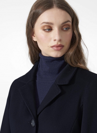 Cappotto blu scuro con rever rovesciato realizzato in pura lana