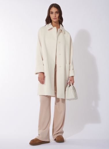 Cappotto oversize bianco in pura lana con collo a camicia