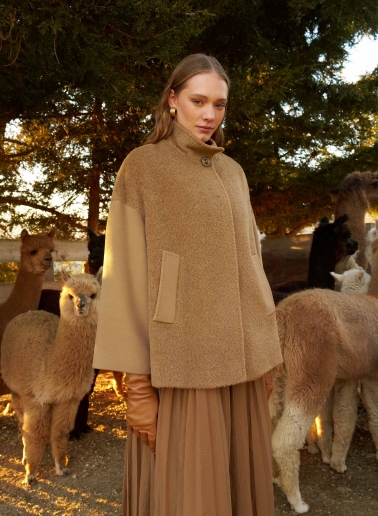 Kurzmantel mit kontrastreicher Stoffstruktur aus Wolle und Alpaka in dark Camel