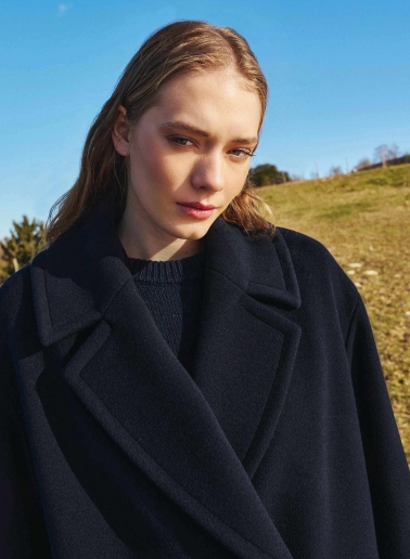 Cappotto blu doppio petto in lana e cashmere con bottoni in metallo con logo