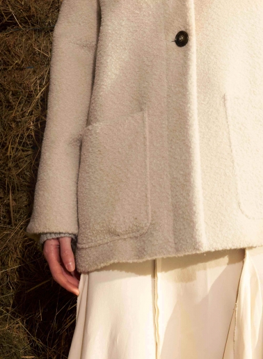 Cappotto corto beige in lana e alpaca con collo a camicia e tasche applicate