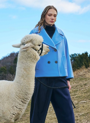 Cappotto corto oversize azzurro doppio petto in pura lana con maxi rever