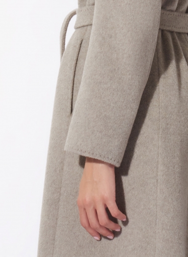 Cappotto beige con cintura in lana linea aderente