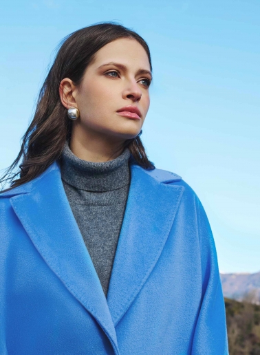 Oversized Maxi Mantel mit aufgesetzten Taschen aus reiner Wolle in Hellblau