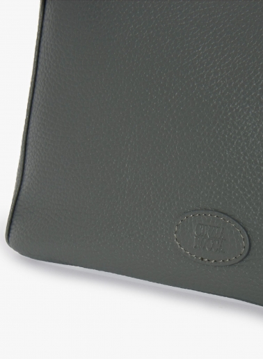 Borsa grande a spalla con tassello e logo in pelle grigia