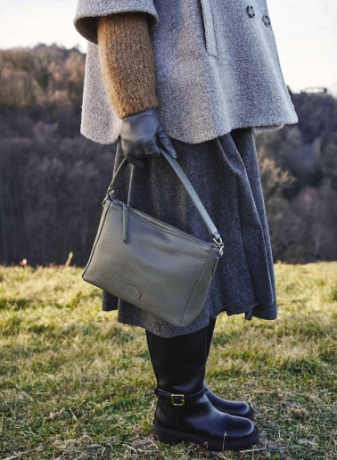 Borsa grande a spalla con tassello e logo in pelle grigia