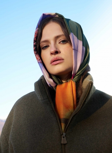 Schal mit Blumenmuster aus reinem Seidentwill in Grün