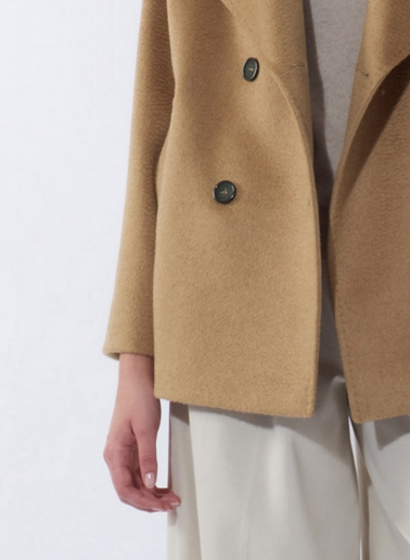 Zweireiher Kurzmantel mit Maxi Reverskragen aus reinem Kamelhaar in Camel