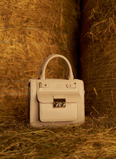 Borsa rigida in pelle cammello chiaro con chiusura in metallo