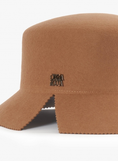 Cappello con taglio vivo zig zag cammello in feltro di lana