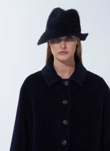 Asymmetrischer Hut aus Wolle mit Felloptik in Blau