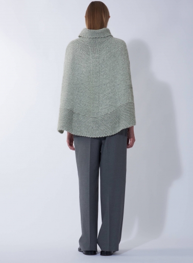 Gestricktes Cape in Perlgrau