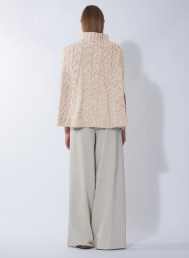 Gestricktes Cape mit Zopfmuster in Beige