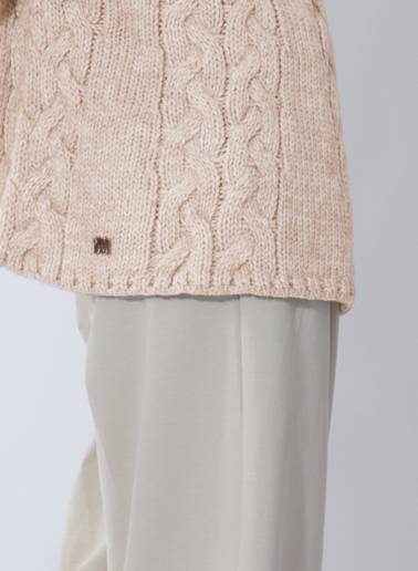 Gestricktes Cape mit Zopfmuster in Beige