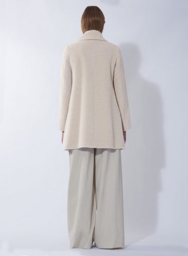 Cappotto corto beige svasato in lana e alpaca con collo incrociato