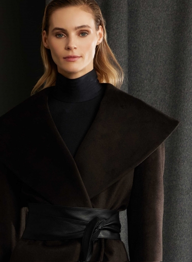 Cappotto marrone con collo a maxi scialle in pura seta