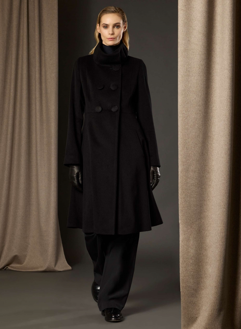 Cappotto redingote lungo nero con collo alto drappeggiato in pura seta