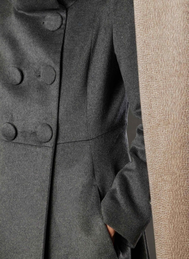 Cappotto redingote lungo grigio con collo alto drappeggiato in pura seta