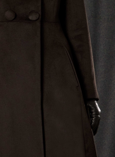 Cappotto redingote lungo marrone con collo alto drappeggiato in pura seta