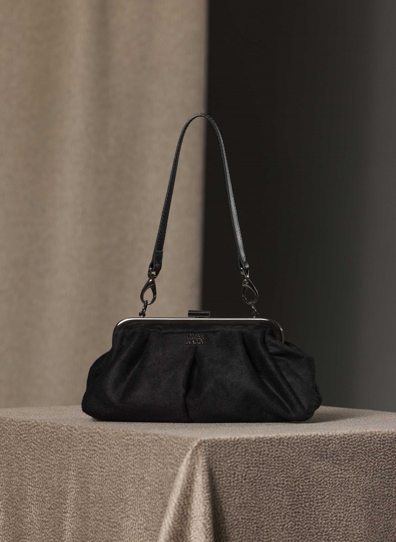 Clutch aus reinem Cashmere in Schwarz