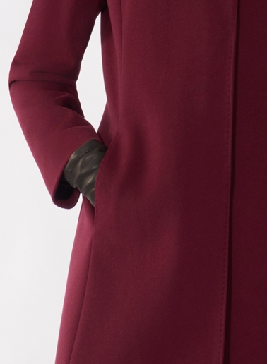 Cappotto bordeaux con rever rovesciato realizzato in pura lana