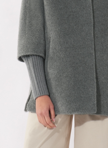 Oversized Kurzmantel mit Strick-Details aus Wolle und Alpaka in Hellgrau