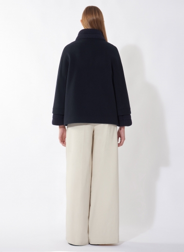 Cappotto corto blu in lana e cashmere con inserti in maglia a coste