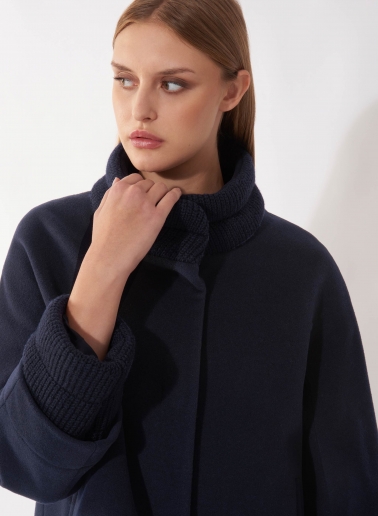 Kurzmantel mit Rippen-Strick-Details aus Wolle und Cashmere in Blau