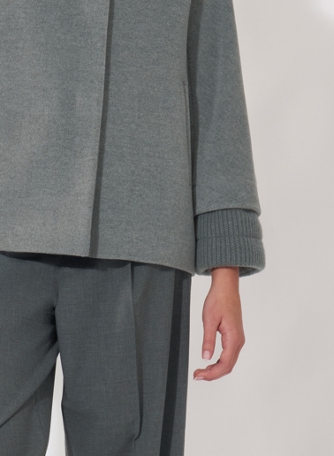 Kurzmantel mit Rippen-Strick-Details aus Wolle und Cashmere in Hellgrau