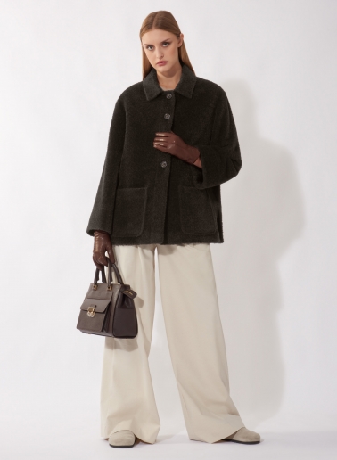 Cappotto corto marrone in lana e alpaca con collo a camicia e tasche applicate