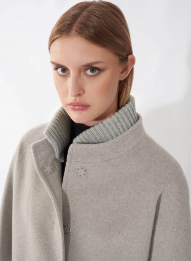 Oversized Kurzmantel mit Strick-Details aus reiner Wolle in Beige