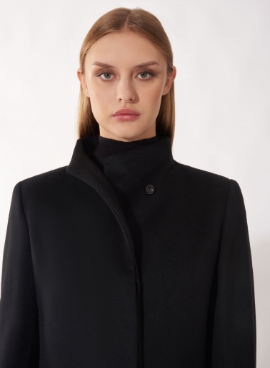 Cappotto nero in puro cashmere con collo alto