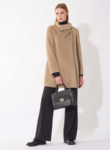 Cappotto corto beige scuro svasato in lana e alpaca con collo incrociato