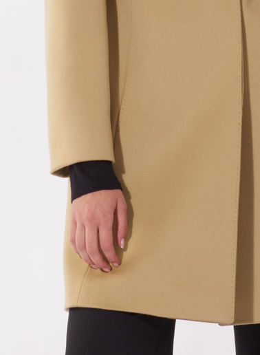 Cappotto cammello chiaro con rever rovesciato realizzato in pura lana