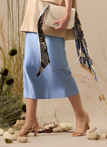 Beige smooth leather shoulder bag with metal closure