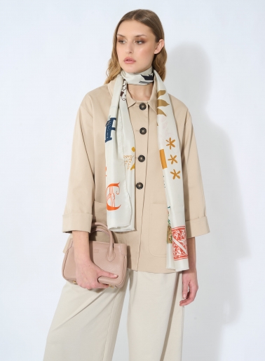 Maxi-Tuch mit Buchstabenmotiv aus reinem Seidentwill in Beige