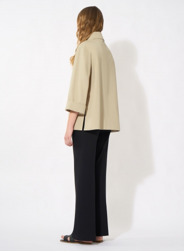 Giacca beige in cotone con collo a camicia e tasche applicate