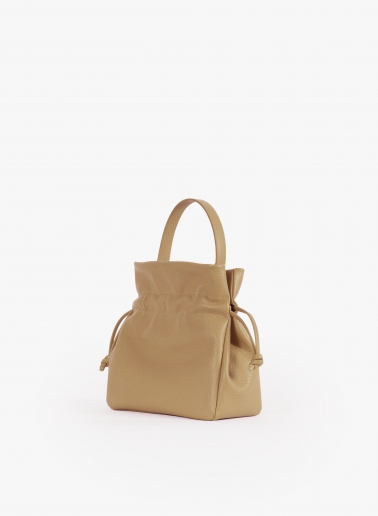 Kleine Beuteltasche mit Henkel und Schulterriemen in Hellcamel