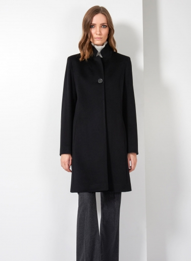 Cappotto nero con rever rovesciato realizzato in pura lana