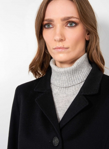 Cappotto nero con rever rovesciato realizzato in pura lana