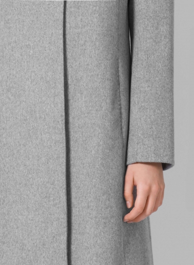 Cappotto grigio chiaro con rever rovesciato realizzato in pura lana