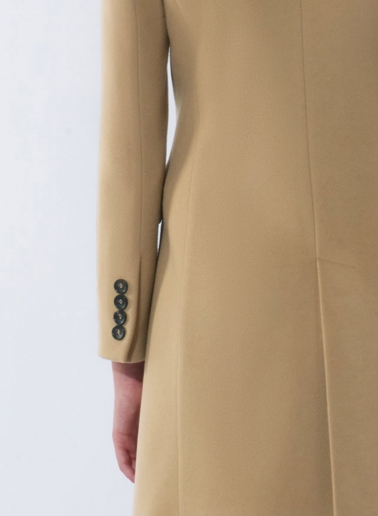 Mantel mit maskulinem Schnitt aus reiner Wolle in Camel
