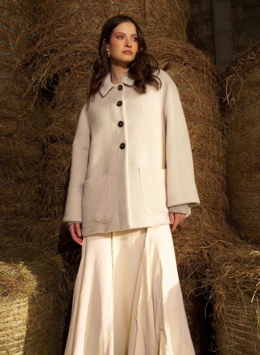 Cappotto corto beige in lana e alpaca con collo a camicia e tasche applicate