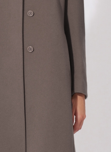 Cappotto taupe scuro in lana e cashmere con collo alto