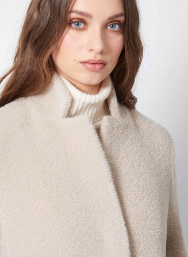 Cappotto beige in lana e alpaca con collo a rever rovesciato