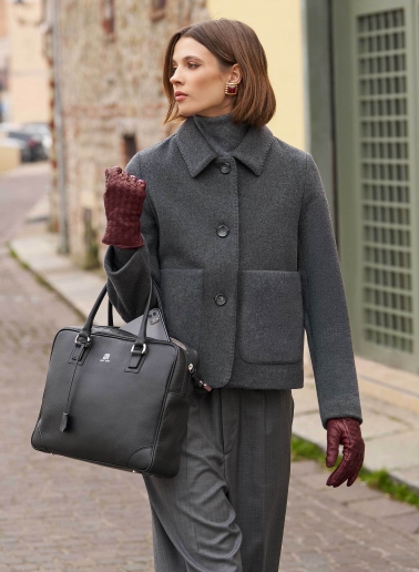 Cappotto corto grigio in lana con collo a camicia e tasche applicate