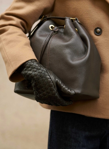 Secchiello con tassello e logo in pelle marrone