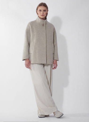 Ausgestellter Kurzmantel mit Stehkragen aus Wolle in Beige