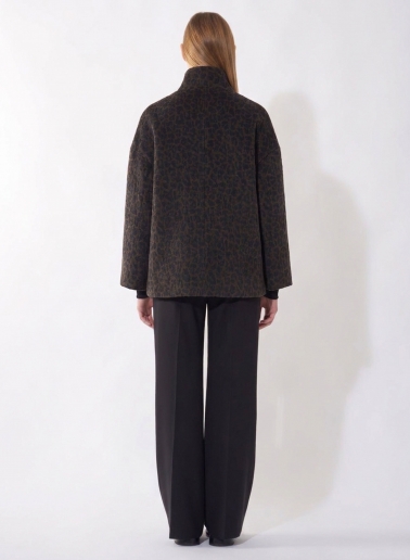 Cappotto corto marrone svasato con collo alto in fantasia animalier