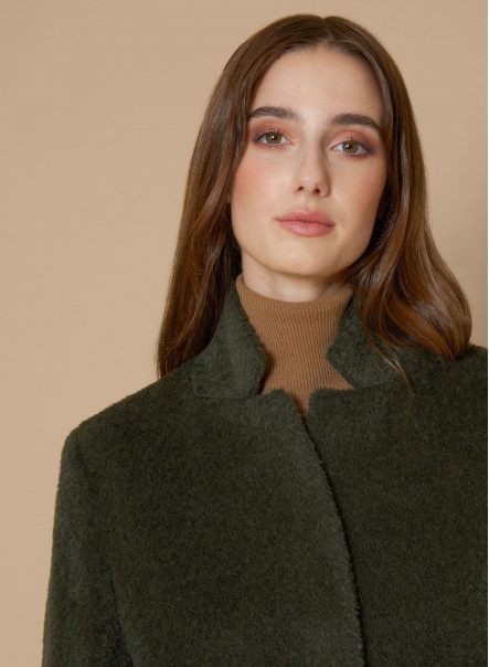 Langer Mantel aus Alpaka und Wolle mit umklappbarem Reverskragen in Grün